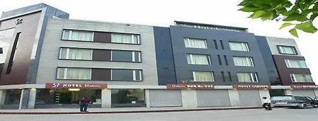 Hotel Gulnar New Delhi Ngoại thất bức ảnh