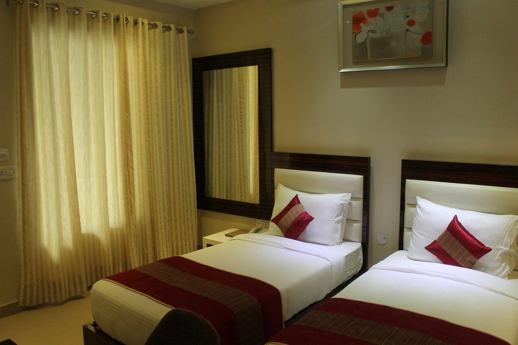 Hotel Gulnar New Delhi Ngoại thất bức ảnh
