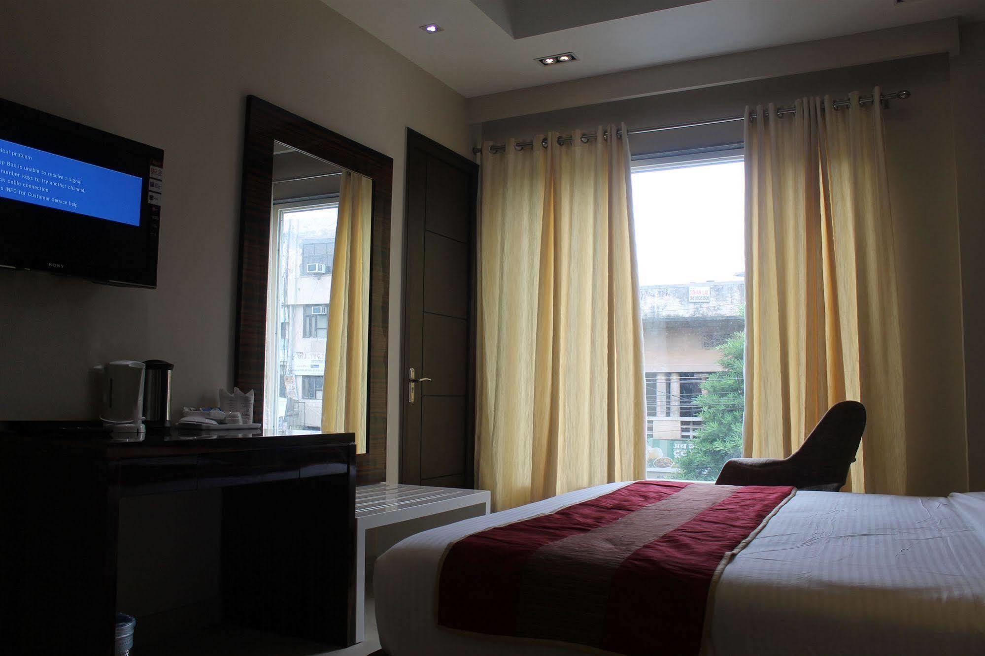 Hotel Gulnar New Delhi Ngoại thất bức ảnh