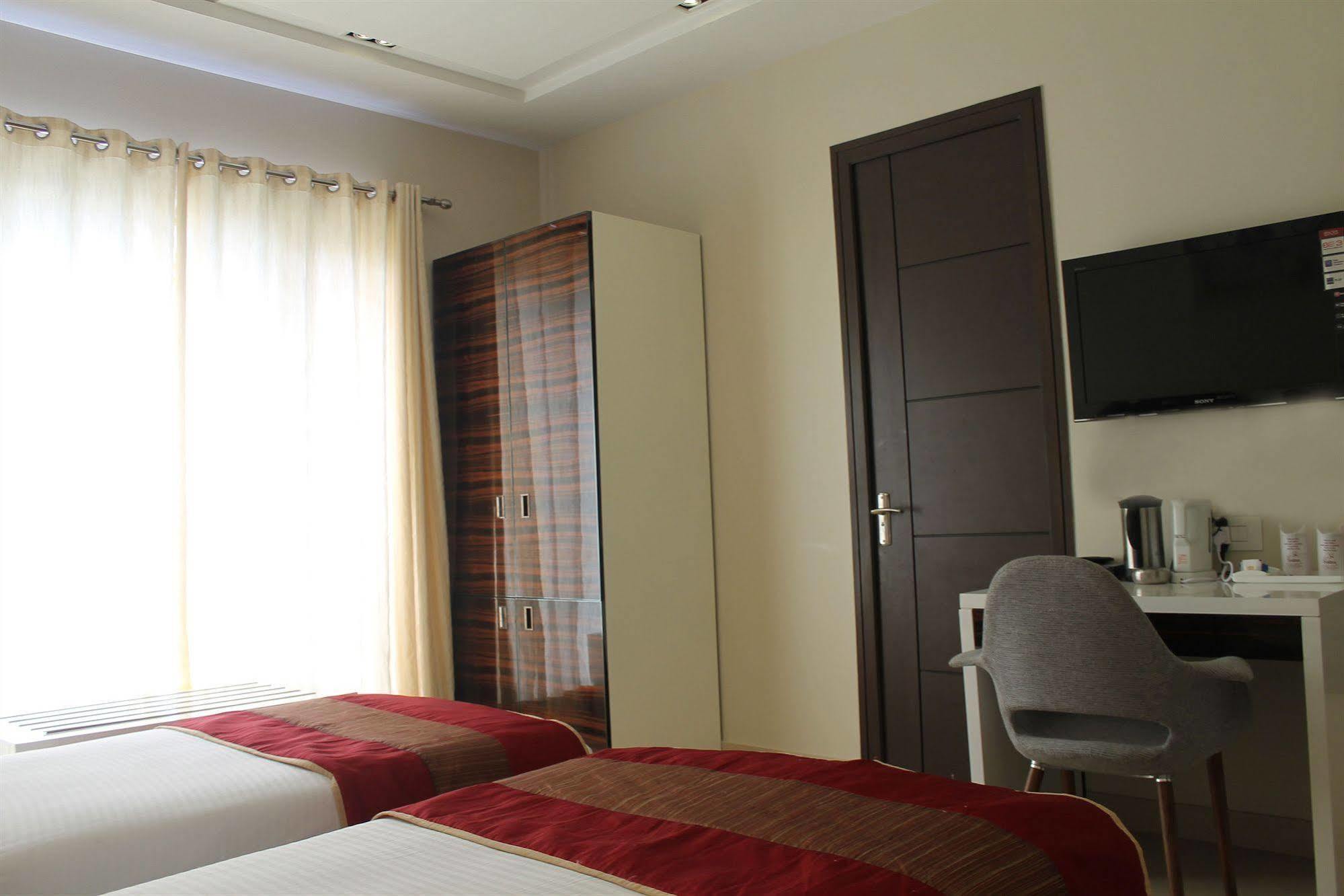 Hotel Gulnar New Delhi Ngoại thất bức ảnh