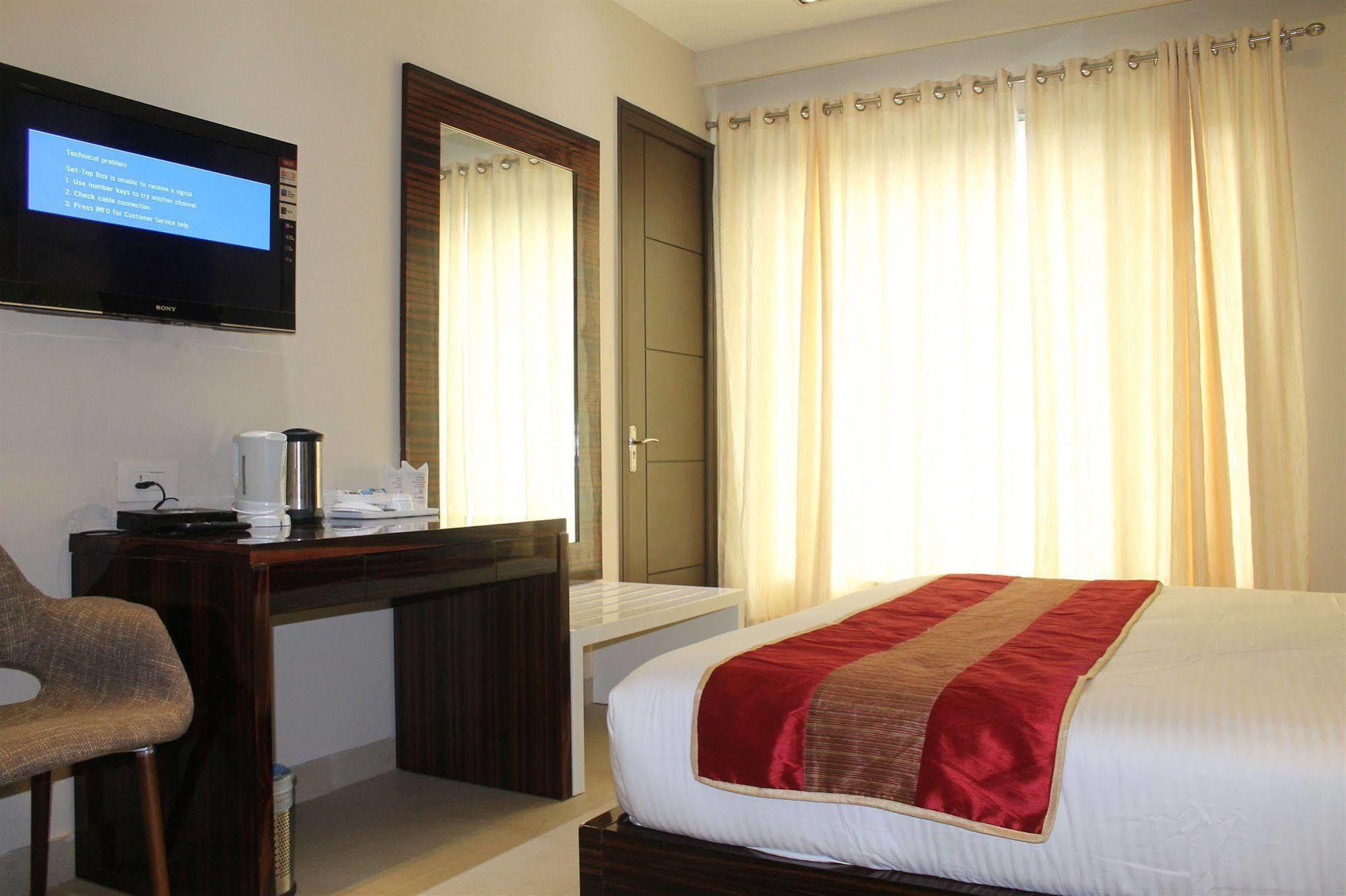 Hotel Gulnar New Delhi Ngoại thất bức ảnh
