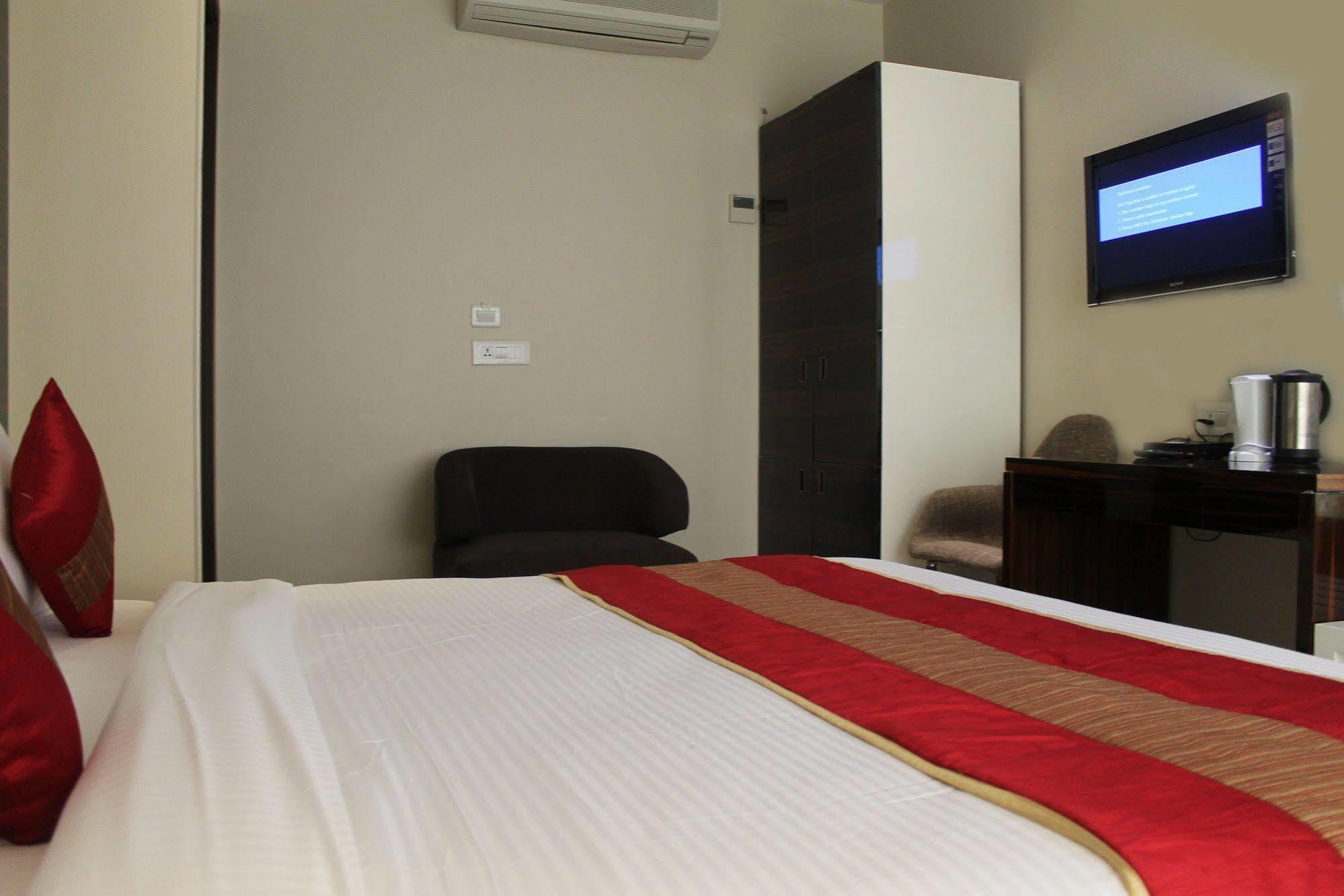 Hotel Gulnar New Delhi Ngoại thất bức ảnh